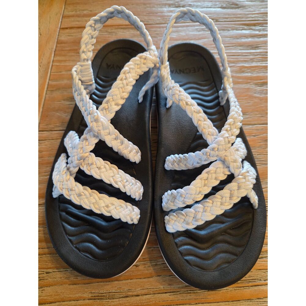 Megnya #19ZD02, size 8, black & white, NWB